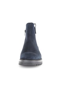 Marineblauwe suède enkelboot met een gladde oppervlakte, zijrits en een stevige rubberen zool. Rond neu , zonder decoratieve accenten.