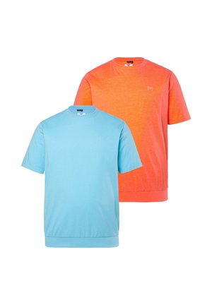 Zwei schlichte T-Shirts mit kurzen Ärmeln und Rundhalsausschnitt, eines hellblau vorne, eines orange hinten, beide mit kleinen Logos auf der Brust.