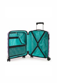 Valigia rigida di colore viola con interni in teal chiaro. Caratteristiche includono due scomparti, tasca con zip, cinghie incrociate e quattro ruote.