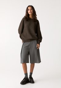 PULL&BEAR OVERSIZE - Pullover - dark brown
