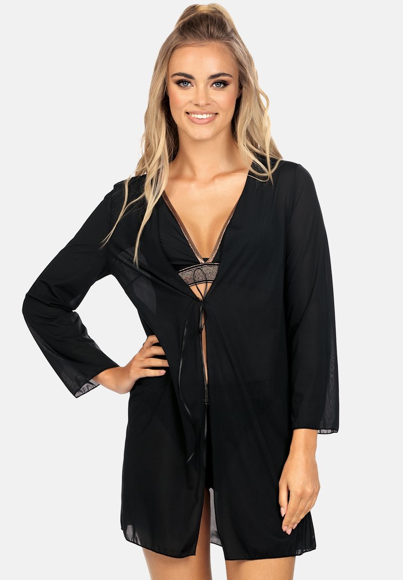 Czarny przezroczysty kimono w stylu okrycia, z długimi rękawami, głębokim dekoltem w kształcie litery V i zapięciem na sznur. Posiada zwiewny krój z delikatnym połyskiem.