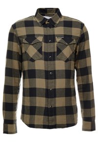 Camisa de cuadros de manga larga en verde oliva y negro, con collar abotonado, dos bolsillos en el pecho y botones a presión de metal.