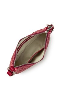 Sac à main rouge à motifs avec fermeture éclair, présentant un intérieur beige, des finitions en cuir et deux poches intérieures pour l'organisation.