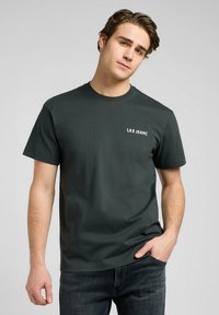 Lee SHORT SLEEVE GRAPHIC TEE - RELAXED FIT - T-shirt imprimé - washed black