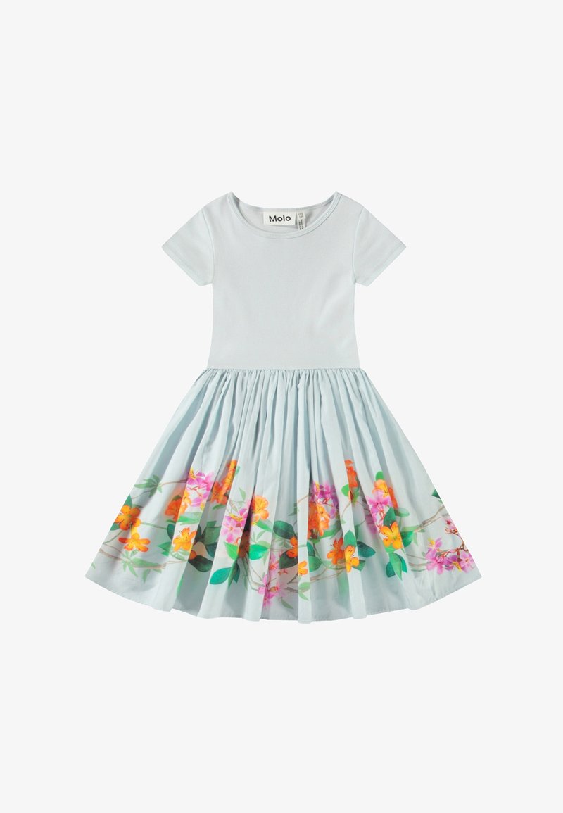 Robe bleu clair à manches courtes avec jupe froncée et imprimé floral coloré le long de l’ourlet, avec des accents orange, rose et vert.