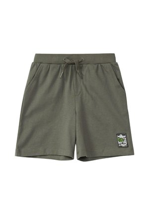 Zielone szorty z elastycznym pasem i sznurkiem do ściągania, kieszeniami po bokach oraz naszywką z napisem "More Fun With S. Oliver" na lewej nodze.