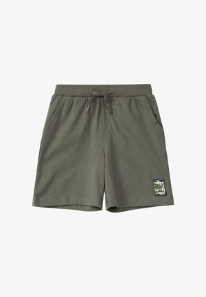 Zielone szorty z elastycznym pasem i sznurkiem do ściągania, kieszeniami po bokach oraz naszywką z napisem "More Fun With S. Oliver" na lewej nodze.