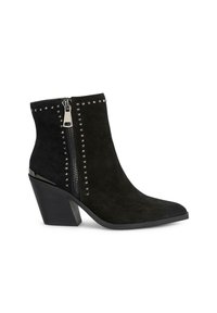 Stivaletti neri in suede con punta affusolata, dettagli a borchie argentate lungo la cerniera e un tacco spesso per maggiore stabilità.