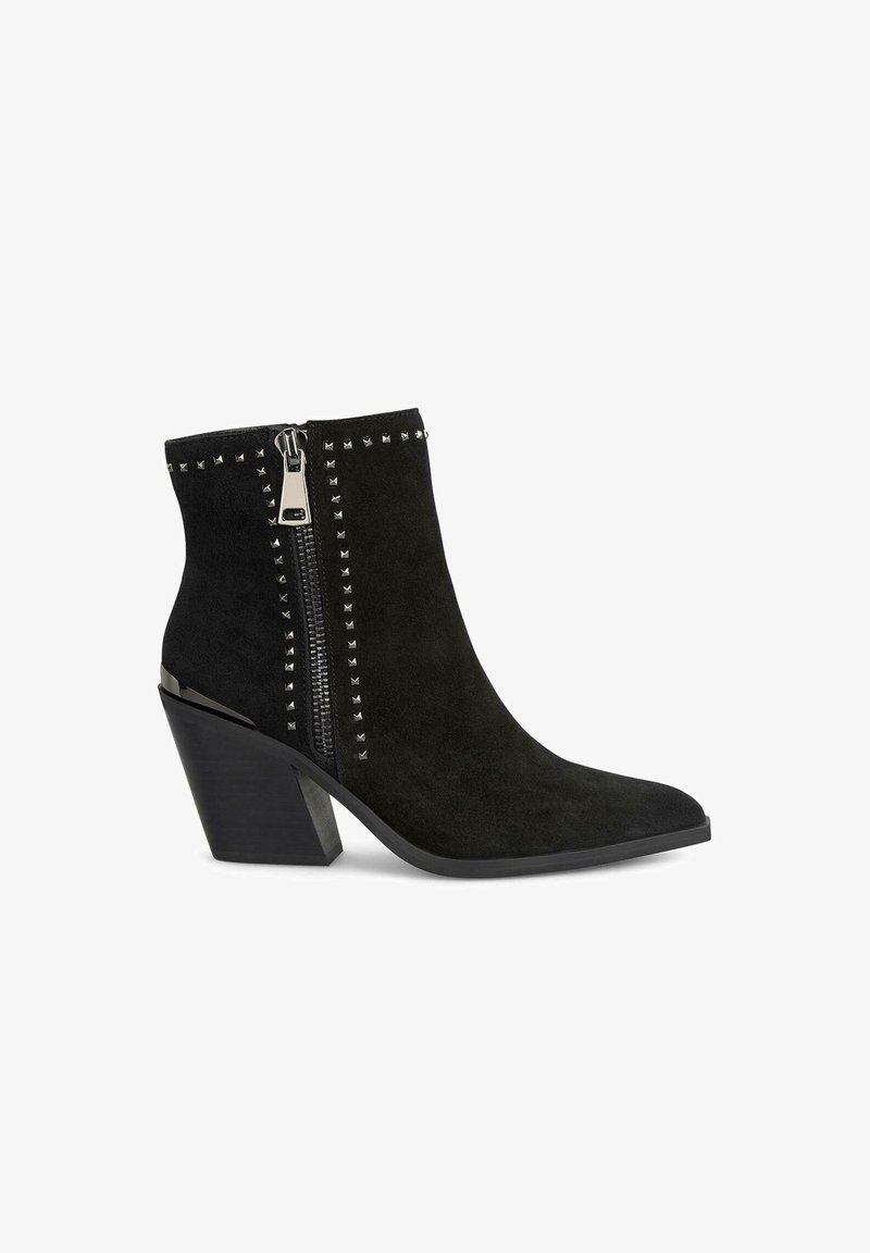 Stivaletti neri in suede con punta affusolata, dettagli a borchie argentate lungo la cerniera e un tacco spesso per maggiore stabilità.