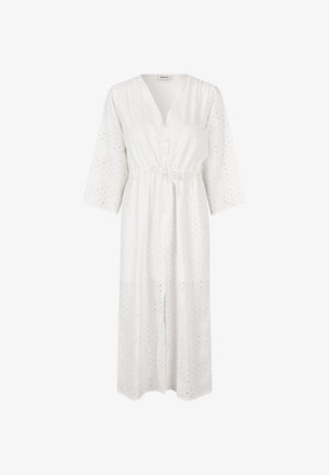 Weißes Baumwollkleid mit V-Ausschnitt, Dreiviertelärmeln und Auschnittdetails. Verstellbarer Taillengürtel und bodenlanger Schnitt.