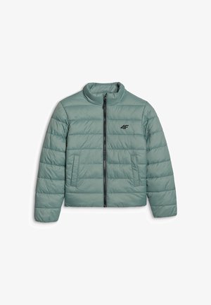 Veste matelassée vert clair avec fermeture éclair devant, deux poches latérales et un petit logo noir 4F sur la poitrine gauche, posée à plat.