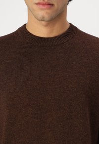 Samsøe Samsøe ISAK SWEATER - Strickpullover - chocolate torte