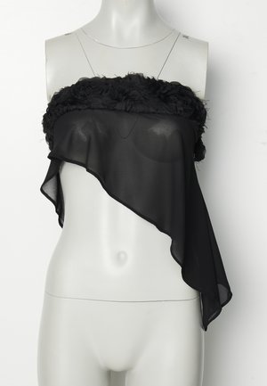 Čierny chiffonový top s volánovým živôtikom a asymetrickým lemom. Ľahký a priesvitný materiál vytvára prúdny vzhľad.