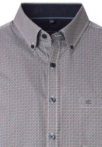 Hemd mit Knopfleiste in einem geometrischen Muster aus Marineblau, Rot und Weiß. Aus Baumwolle gefertigt, mit einem spitzen Kragen und schwarzen Knöpfen. Mit einer aufgesetzten Brusttasche.