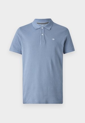 Polohemd aus leichtem blauen Baumwollstoff, mit einem klassischen Kragen, einer Knopfleiste mit drei Knöpfen und einem kleinen Logo auf der linken Brust. Kurze Ärmel.