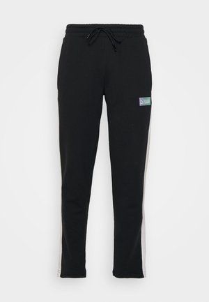 Sorte sweats med elastisk talje, snørelukning og hvide sidestriber, med et lille logo patch på venstre lår.