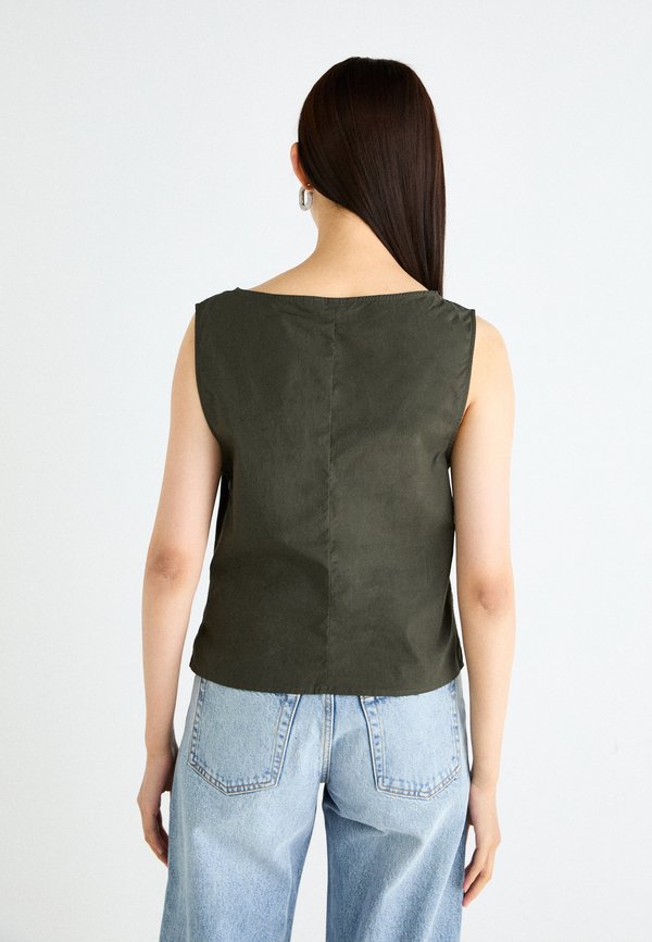 SLEEVELESS V NECK  - Blouse3