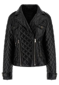 Veste matelassée noire avec col en V, fermeture éclair sur le devant et quincaillerie argentée. Elle possède trois poches zippées et des accents de boucle de ceinture sur les manches.