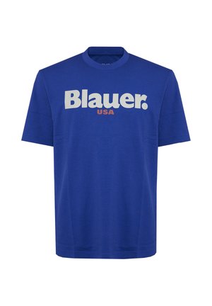 Maglietta blu a maniche corte con scollo a girocollo con la scritta "Blauer." in grandi lettere bianche e "USA" in lettere arancioni più piccole al centro del petto.