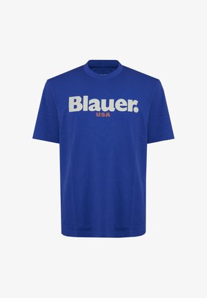 T-shirt bleu à manches courtes avec col rond, affichant "Blauer." en grandes lettres blanches et "USA" en petites lettres oranges centrées sur la poitrine.