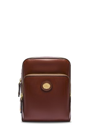 Piccola borsa a tracolla in pelle marrone con tasca frontale con zip e placchetta con logo dorata, con dettagli dorati sulla zip e finitura liscia.