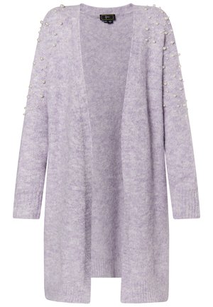 Světle fialový cardigan vyrobený z měkkého, chmýřitého materiálu. Obsahuje perlové detaily na ramenech a má otevřenou přední část.