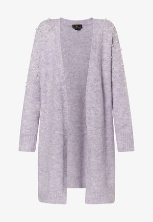 Svijetloplavi kardigan napravljen od mekog, pahuljastog materijala. Ima biserne detalje na ramenima i otvoreni dizajn sprijeda.