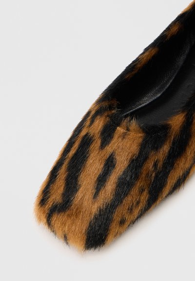 Cipele s ploskim potplatom u leopard uzorku s teksturom koja podsjeća na krzno, s crnim i smeškim uzorcima, kvadratnim vrhom i glatkim unutarnjim oblogom.