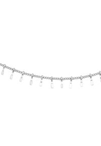 Collana in metallo argentato con design a catena, caratterizzata da diversi piccoli pendenti di forma piatta a pagaia, disposti in modo uniforme.