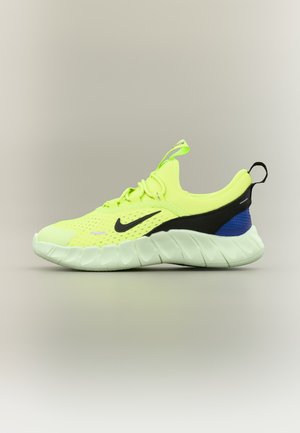 Neongul løbesko med sort Nike swoosh, blå hæl-accent, struktureret sål og trækkelapper på tunge og hæl.