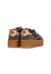 Bruine suède sneakers met een dikke gumzool, gouden accenten bij de hiel en een ronde vorm. Voorzien van een gevoerde kraag en een logo-label.