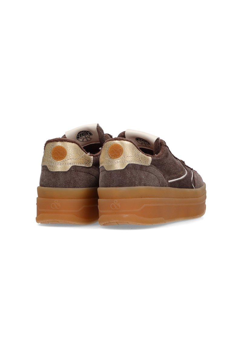 Braune Wildledersneaker mit einer dicken Gummisohle, goldenen Akzenten an der Ferse und einem abgerundeten Design. Verfügt über einen gepolsterten Kragen und ein Logo-Etikett.