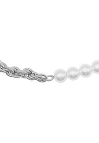 Zilveren ketting met in elkaar verweven schakels, afgewisseld met gladde, ronde witte parels, wat zorgt voor een textuur en contrasterend ontwerp.