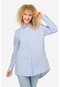 Camisa de rayas azul claro y blanca, de manga larga, con botón frontal, bolsillo en el pecho, dobladillo redondeado, tejido suave con un ligero brillo.