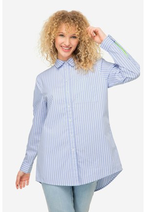 Camicia a righe blu chiaro e bianco, maniche lunghe, apertura frontale a bottoni, single taschino sul petto, orlo arrotondato, tessuto liscio con una leggera lucentezza.
