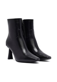 Stivali ankle in pelle nera con punta appuntita, chiusura con zip e tacco a cono moderato. Texture liscia con dettagli minimi.