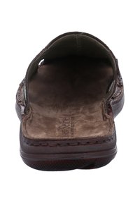 Bakstenen leren instapsandaal met een platte zool, gevoerde binnenzool en gestikte accenten. Open achterkant voor gemakkelijk aan- en uittrekken.