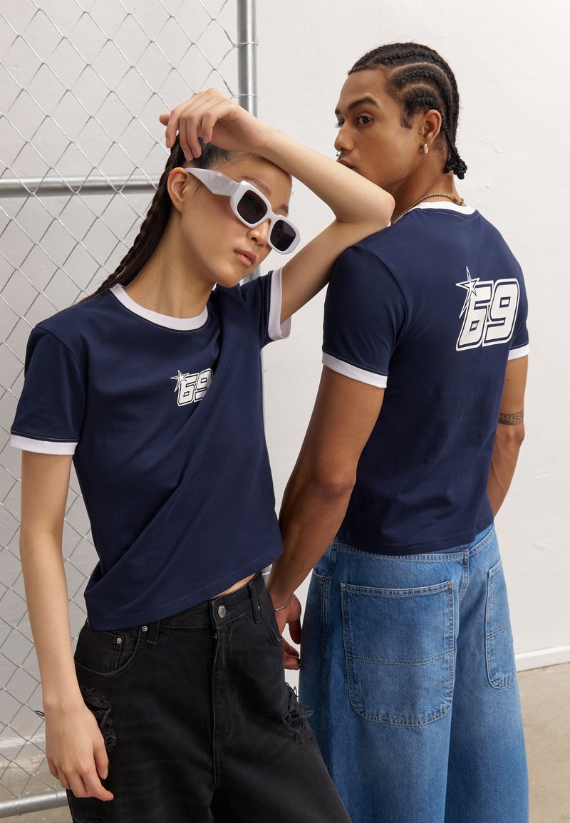 YOURTURN by Zalando - UNISEX - Print T-shirt - dark blue, Enlarge