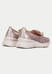 Rosa guld sneakers med ovandel i mesh, ormskinnsstruktur detaljer och en vit texturerad sula. Har ett dekorativt band framtill.
