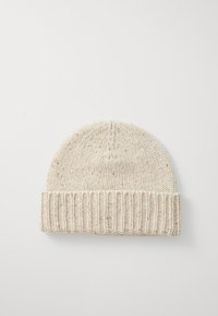 Berretto lavorato a maglia in beige chiaro con bordo a costine, caratterizzato da piccole sfumature di colore su tutta la stoffa per aggiungere texture e dettagli.