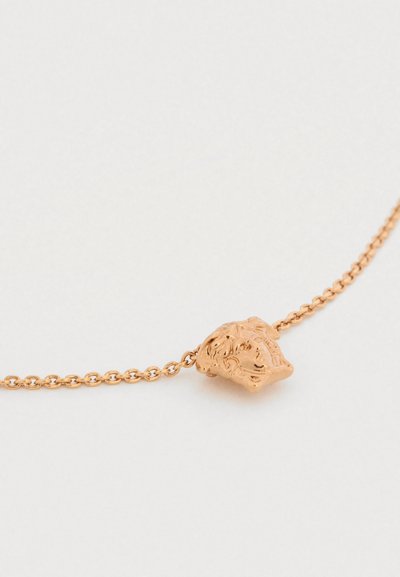 Κολιέ ροζ χρυσού με μενταγιόν κεφαλής λιονταριού με περίτεχνη λεπτομέρεια, κρεμασμένο σε μια λεπτή αλυσίδα με συνδεδεμένο σχέδιο.
