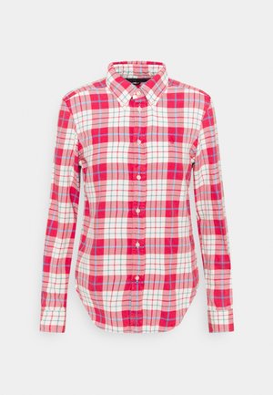 Damska koszula na długi rękaw z guzikami, w kratę w kolorach czerwonym, białym i niebieskim, z ostrym kołnierzykiem.