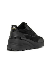 Czarne sneakersy o masywnej, teksturowanej konstrukcji. Posiadają zamszowy wierzch, eleganckie syntetyczne akcenty oraz wyraźnie podwyższoną piętę. Złoty detal z logo.