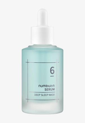 Jasnoniebieska butelka z serum z białym zakraplaczem z etykietą "numbuz:n Serum Deep Sleep Mask" i numerem 6 z przodu.
