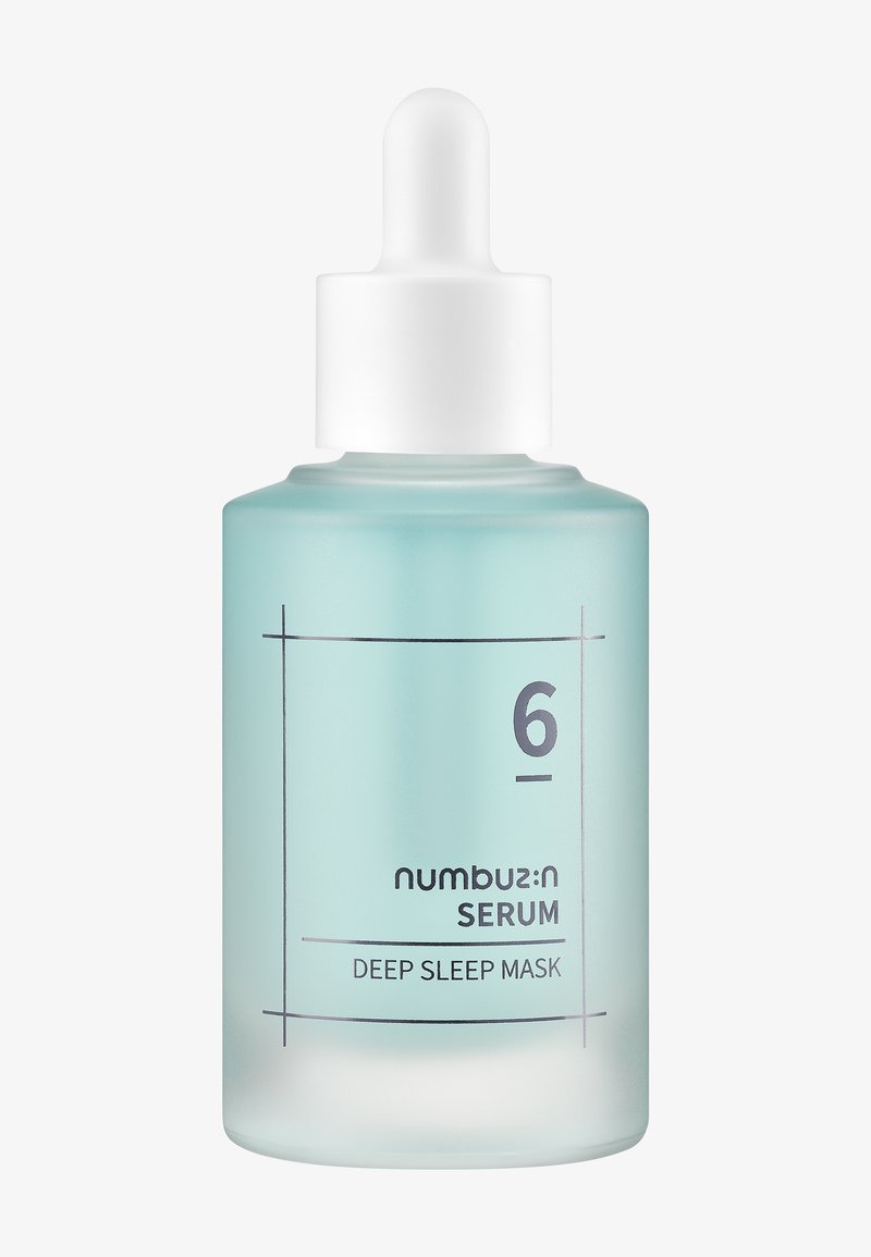 Lys blå serumflaske med hvit drypphette merket "numbuz:n Serum Deep Sleep Mask" og nummer 6 foran.