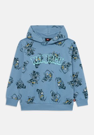 Felpa blu chiaro realizzata in tessuto morbido, con una grafica ripetuta di personaggi con accessori e polsini e orlo a costine.