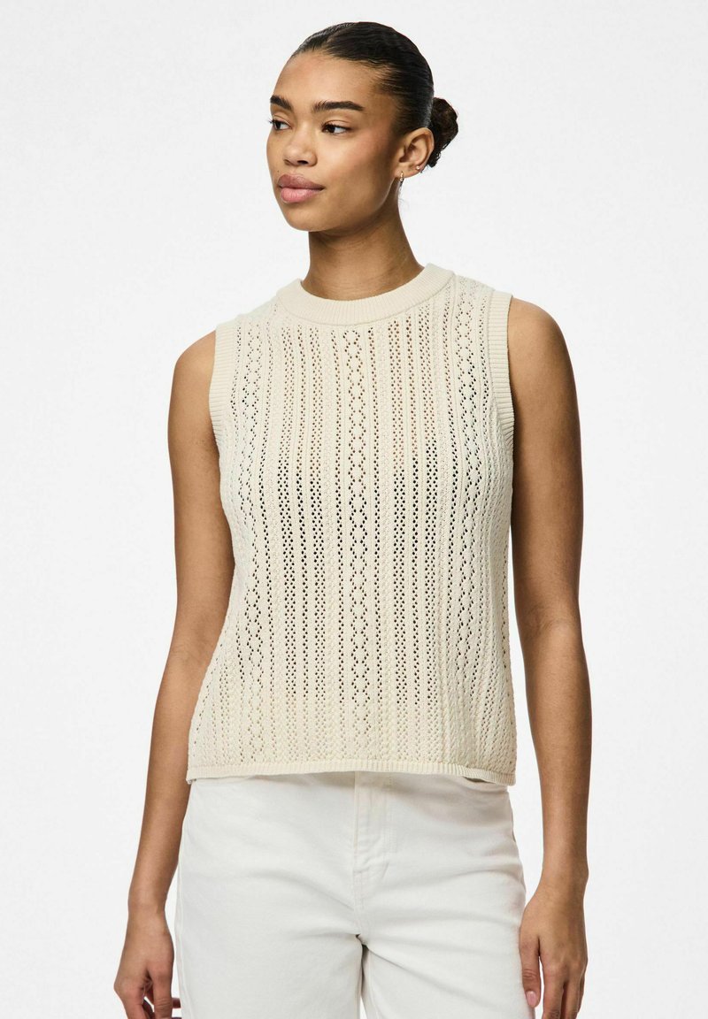 Ärmlös krämfärgad stickad topp med ett mönster av vertikala ränder och öppen väv. Urringningen är ribbad med en avslappnad passform.