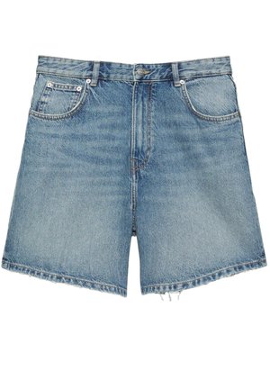 Short en jean bleu avec fermeture par bouton et fermeture éclair, poches avant, passants de ceinture et un ourlet légèrement effiloché aux jambes.
