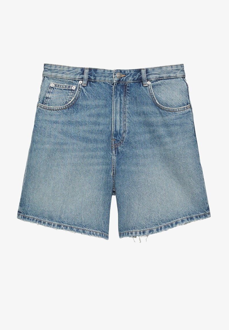 Short en jean bleu avec fermeture par bouton et fermeture éclair, poches avant, passants de ceinture et un ourlet légèrement effiloché aux jambes.