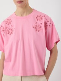 Tricou din bumbac roz, cu mâneci scurte, având un design cu decupaje florale pe umeri. Textură moale și croialisă lejeră.